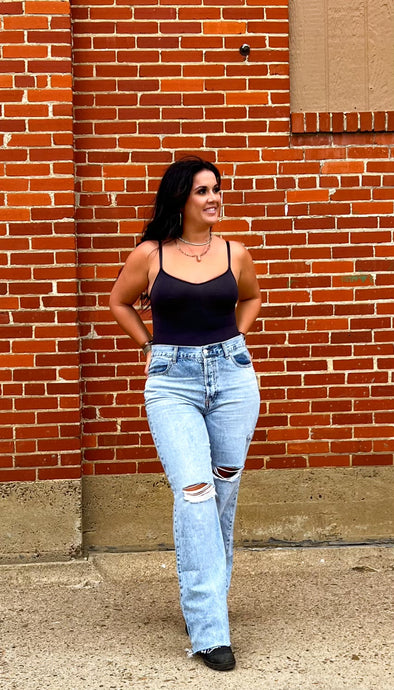 THE RELAXED STRAIGHT LEGGED DISTRESSED JEANS