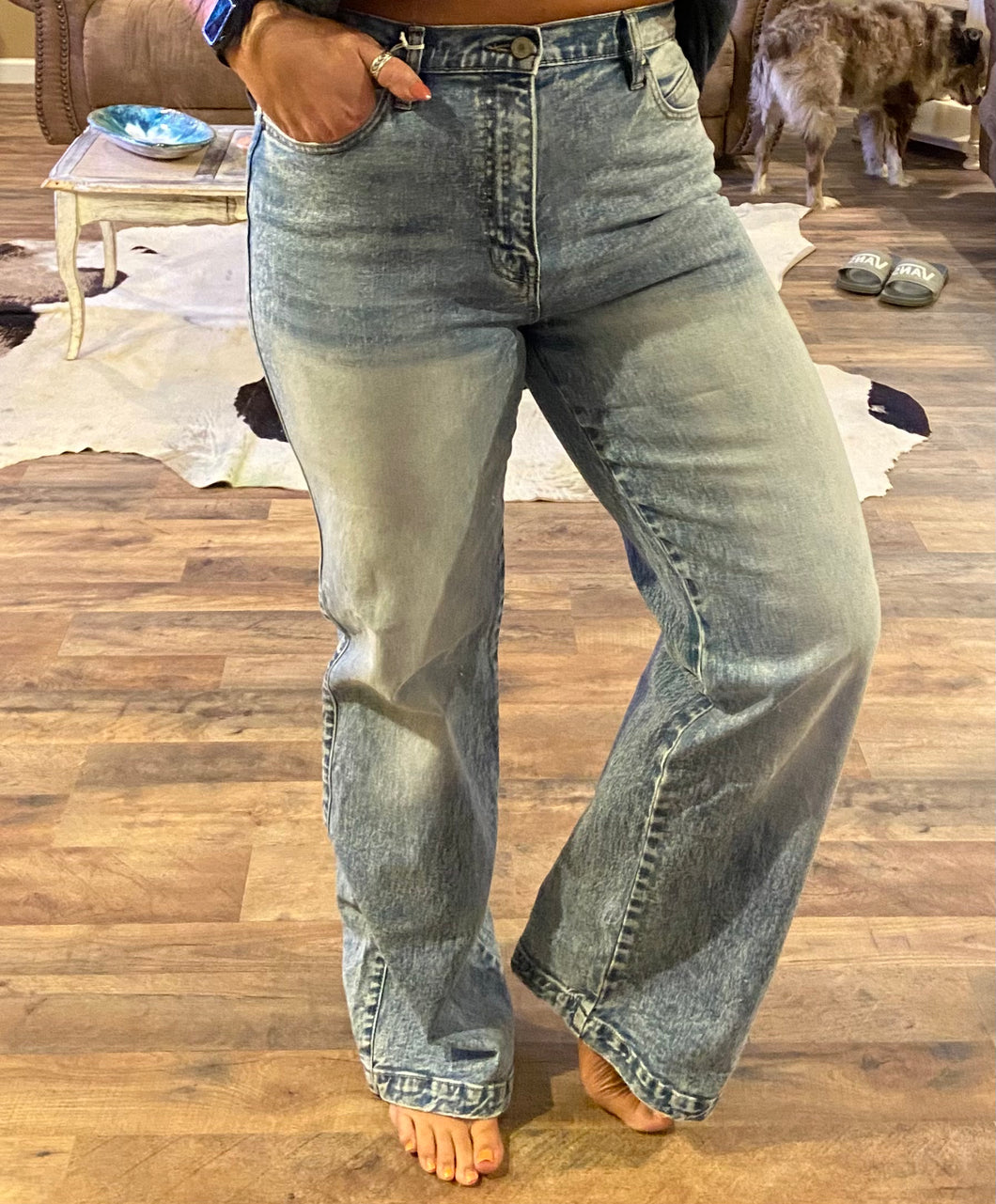 THE NON-DISTRESSED WIDE LEG JEANS